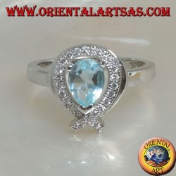 Silberring mit natürlichem blauen Topas, umgeben von Zirkonen (Kreuzung an der Spitze)