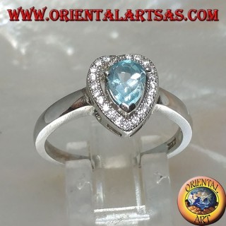 Anello in argento con topazio azzurro naturale a goccia incastonato contornato da zirconi 