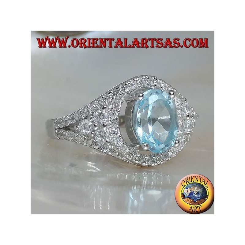 Anello in argento con topazio azzurro naturale ovale su montatura tempestata di zirconi e tre tondi sui lati