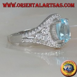 Bague en argent avec topaze bleue naturelle ovale sur un cadre clouté de zircon et trois tours sur les côtés