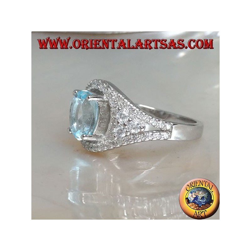 Anello in argento con topazio azzurro naturale ovale su montatura tempestata di zirconi e tre tondi sui lati