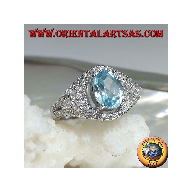 Anello in argento con topazio azzurro naturale ovale su montatura tempestata di zirconi e tre tondi sui lati