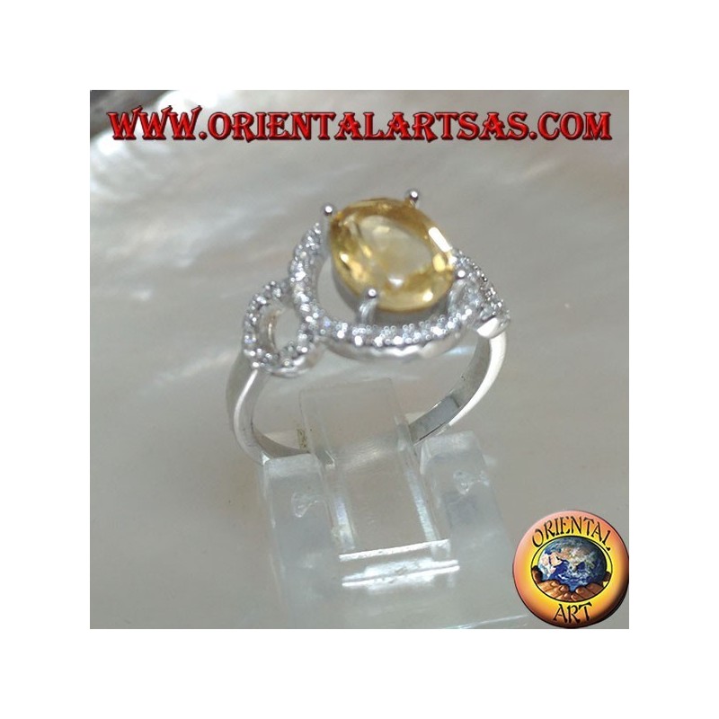 Anello in argento con topazio giallo naturale ovale incastonato su montatura a tre cerchi di zirconi