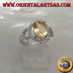 Bague en argent avec topaze jaune naturelle ovale sertie sur un sertissage zircone à trois cercles