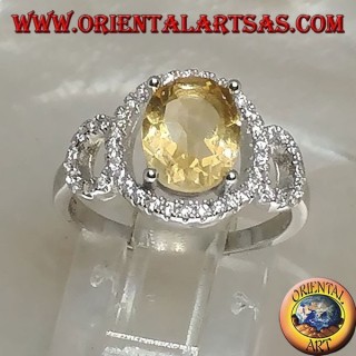 Bague en argent avec topaze jaune naturelle ovale sertie sur un sertissage zircone à trois cercles