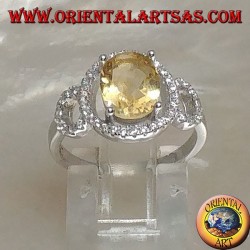 Bague en argent avec topaze jaune naturelle ovale sertie sur un sertissage zircone à trois cercles