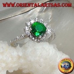 Anello in argento con smeraldo sintetico tondo incastonato contornato da zirconi piccoli e grandi