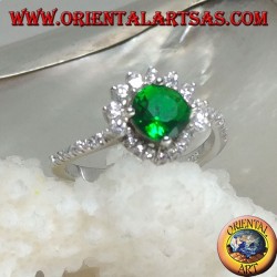 Anillo de plata con esmeralda sintética redonda engastada con circonitas pequeñas y grandes.