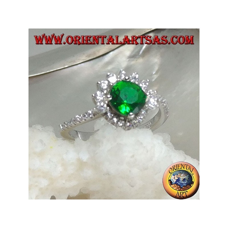 Anillo de plata con esmeralda sintética redonda engastada con circonitas pequeñas y grandes.