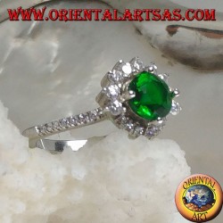 Anillo de plata con esmeralda sintética redonda engastada con circonitas pequeñas y grandes.
