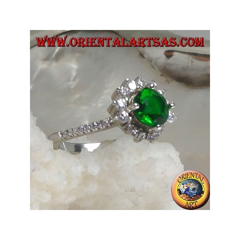 Anello in argento con smeraldo sintetico tondo incastonato contornato da zirconi piccoli e grandi