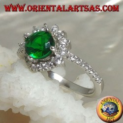 Anillo de plata con esmeralda sintética redonda engastada con circonitas pequeñas y grandes.