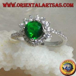 Anillo de plata con esmeralda sintética redonda engastada con circonitas pequeñas y grandes.