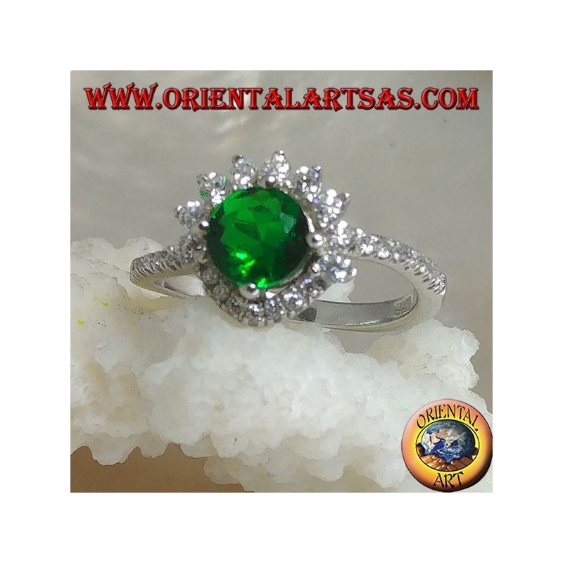 Anello in argento con smeraldo sintetico tondo incastonato contornato da zirconi piccoli e grandi