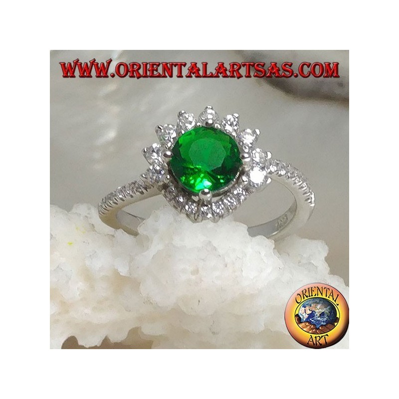 Anello in argento con smeraldo sintetico tondo incastonato contornato da zirconi piccoli e grandi