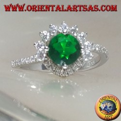 Anillo de plata con esmeralda sintética redonda engastada con circonitas pequeñas y grandes.