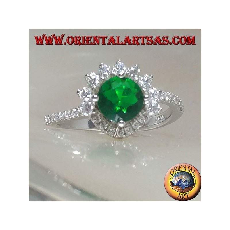 Anillo de plata con esmeralda sintética redonda engastada con circonitas pequeñas y grandes.