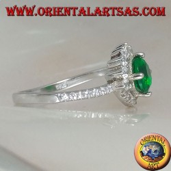 Silberring mit rundem synthetischem Smaragd, umgeben von kleinen und großen Zirkonen