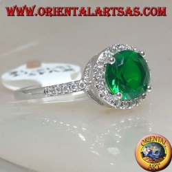 Bague en argent avec émeraude synthétique ronde sertie de zircons