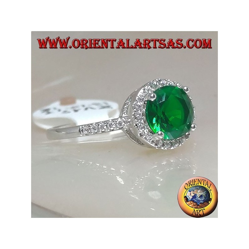 Anello in argento con smeraldo sintetico tondo incastonato contornato da zirconi
