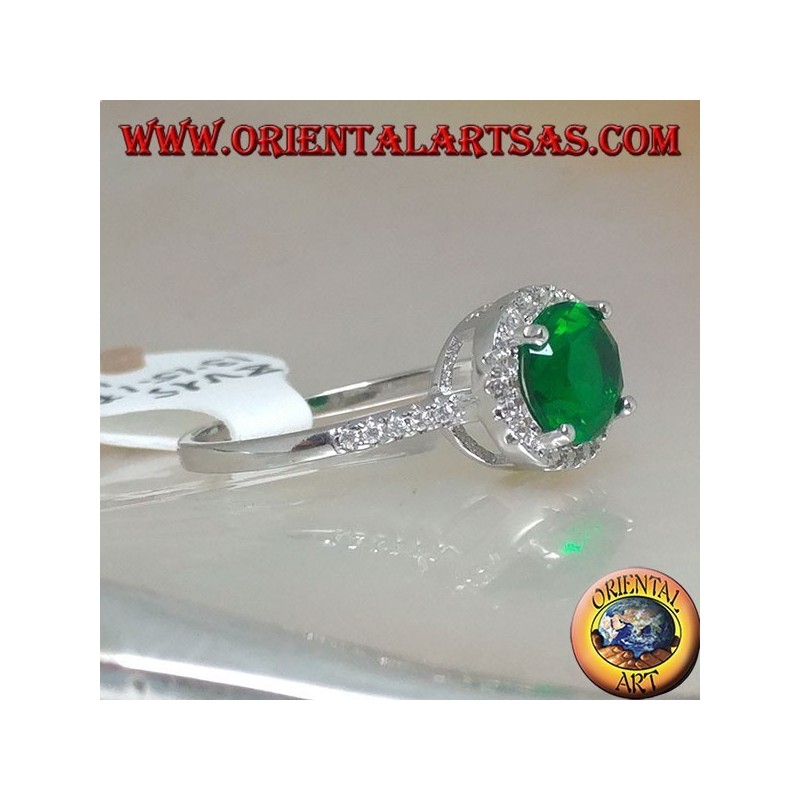 Anillo de plata con esmeralda sintética redonda engastada rodeada de circonitas.