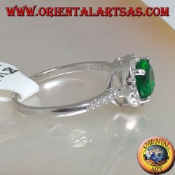 Bague en argent avec émeraude synthétique ronde sertie de zircons