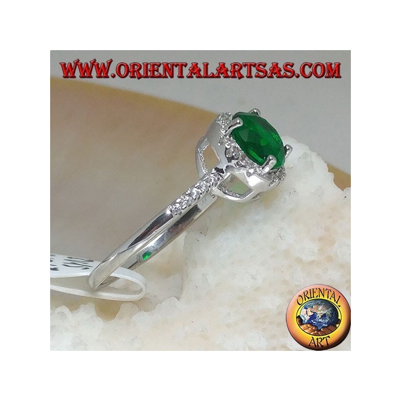 Anello in argento con smeraldo sintetico tondo incastonato contornato da zirconi