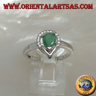 Bague en argent avec émeraude goutte naturelle entourée d'un demi-cercle de zircons