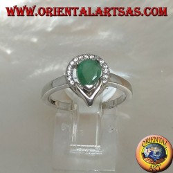 Anello in argento con smeraldo naturale a goccia contornato da un semicerchio di zirconi