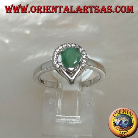 Anello in argento con smeraldo naturale a goccia contornato da un semicerchio di zirconi