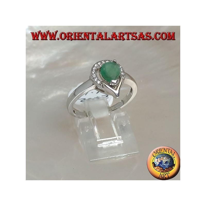 Anillo de plata con esmeralda natural rodeada por un semicírculo de circonitas
