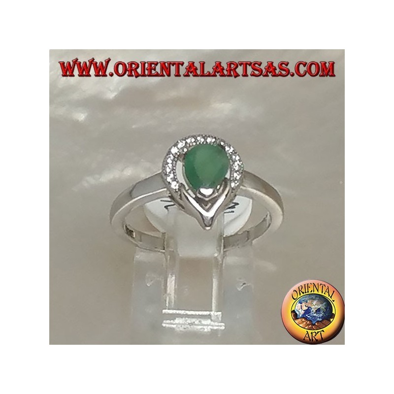 Anillo de plata con esmeralda natural rodeada por un semicírculo de circonitas