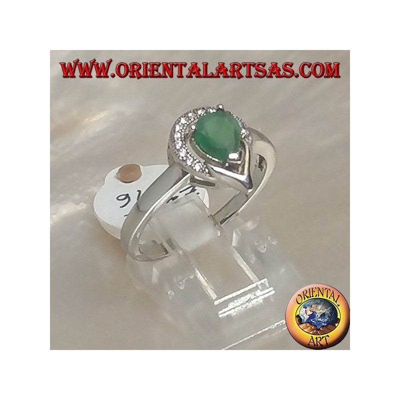 Anillo de plata con esmeralda natural rodeada por un semicírculo de circonitas