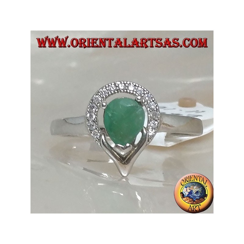 Anillo de plata con esmeralda natural rodeada por un semicírculo de circonitas
