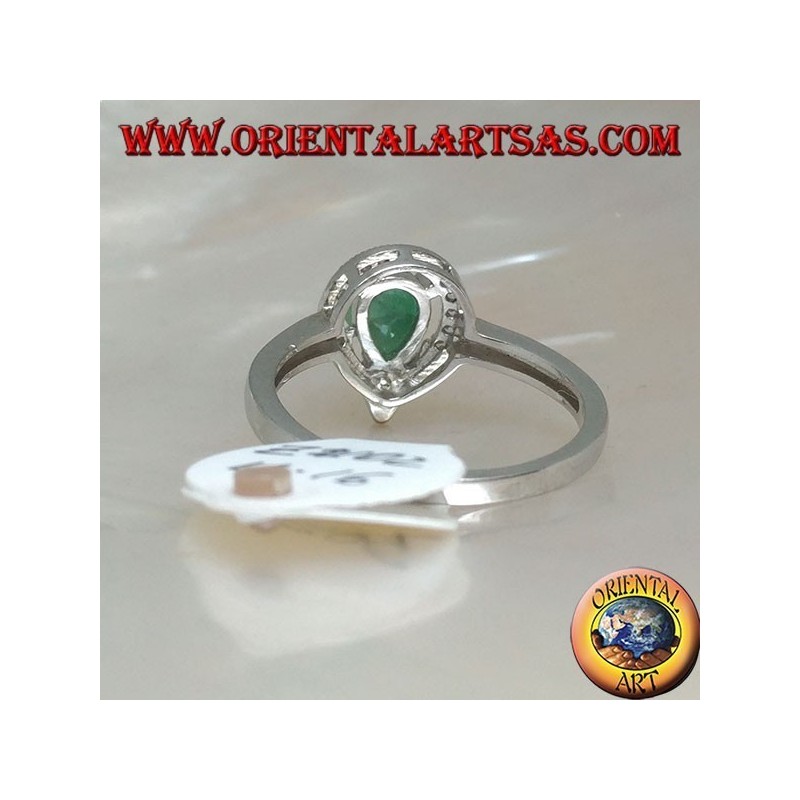 Anillo de plata con esmeralda natural rodeada por un semicírculo de circonitas