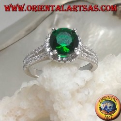 Anello in argento con smeraldo sintetico tondo incastonato contornato da zirconi sopraelevato