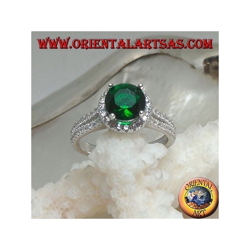 Anello in argento con smeraldo sintetico tondo incastonato contornato da zirconi sopraelevato