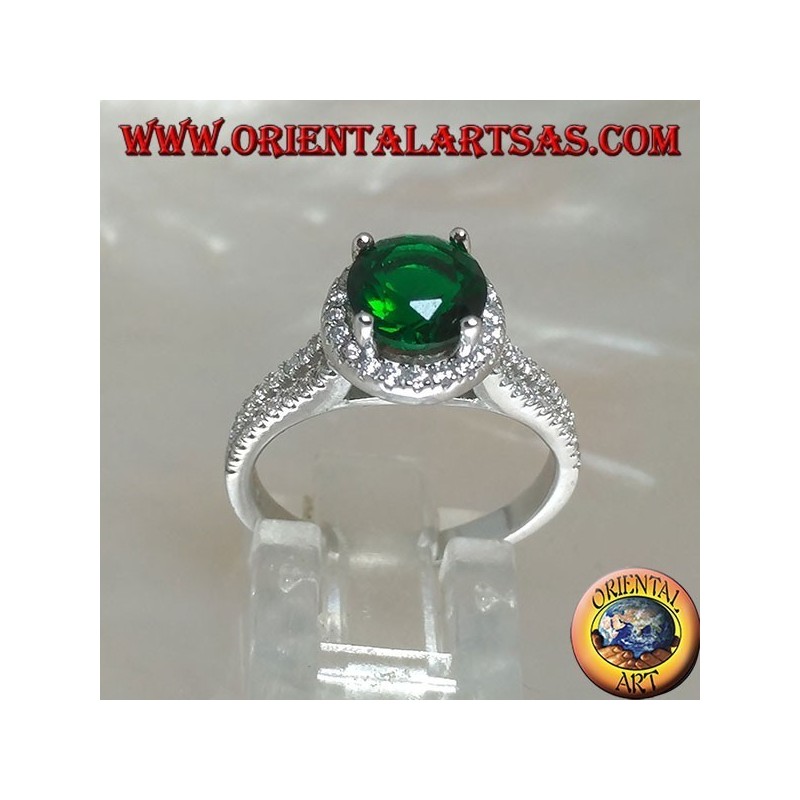 Bague en argent avec émeraude synthétique ronde sertie de zircons en relief