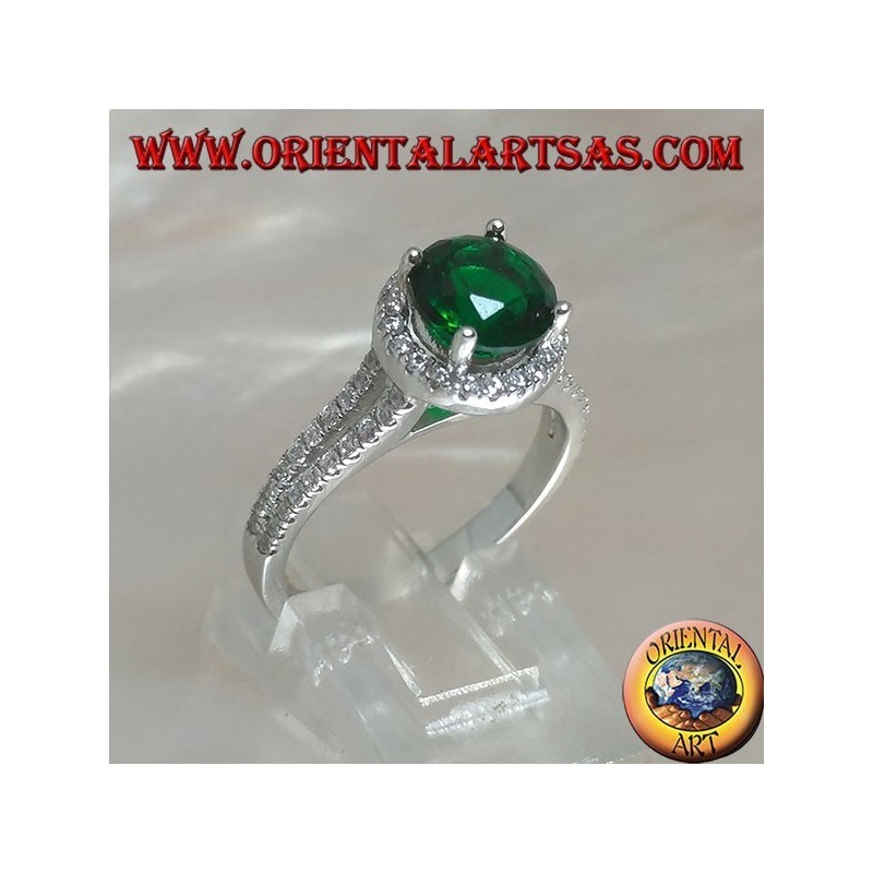 Bague en argent avec émeraude synthétique ronde sertie de zircons en relief
