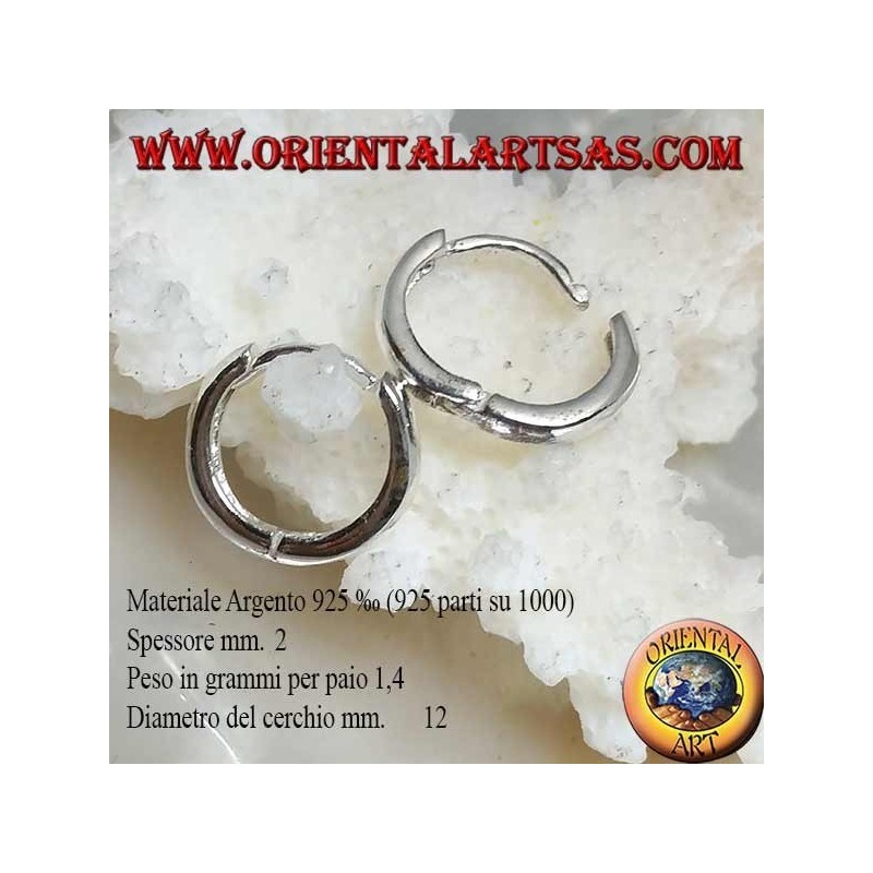 Orecchino in argento a cerchio semplice e chiusura a scatto da 2 x 12 mm