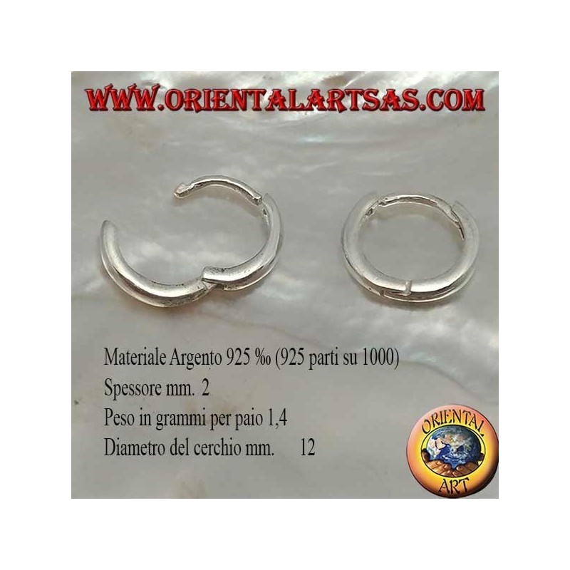 Orecchino in argento a cerchio semplice e chiusura a scatto da 2 x 12 mm