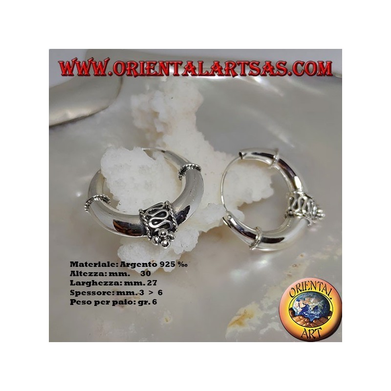 Pendientes de aro liso de plata con decoración central de serpentina y bolas de 30 mm.