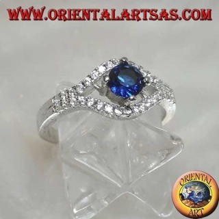 Anello in argento a forma di occhio con zaffiro sintetico tondo incastonato e zirconi a contorno