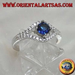 Bague en argent en forme d'oeil avec un saphir synthétique rond et un contour en zircone cubique