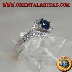 Bague en argent en forme d'oeil avec un saphir synthétique rond et un contour en zircone cubique