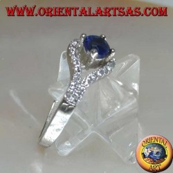 Anillo de plata en forma de ojo con un conjunto de zafiros sintéticos redondos y circonitas de contorno