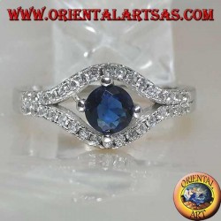 Bague en argent en forme d'oeil avec un saphir synthétique rond et un contour en zircone cubique
