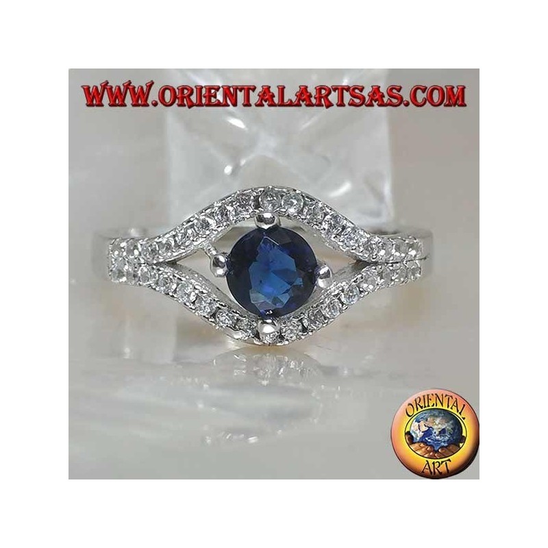 Anello in argento a forma di occhio con zaffiro sintetico tondo incastonato e zirconi a contorno