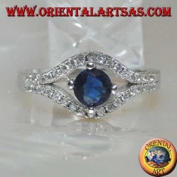 Anillo de plata en forma de ojo con un conjunto de zafiros sintéticos redondos y circonitas de contorno