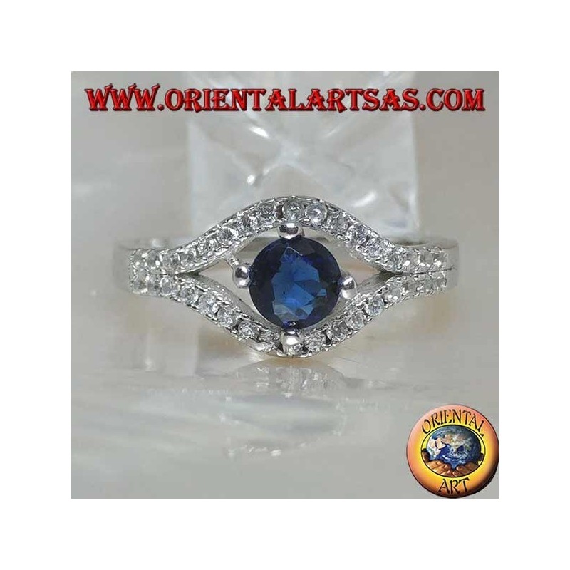 Anello in argento a forma di occhio con zaffiro sintetico tondo incastonato e zirconi a contorno